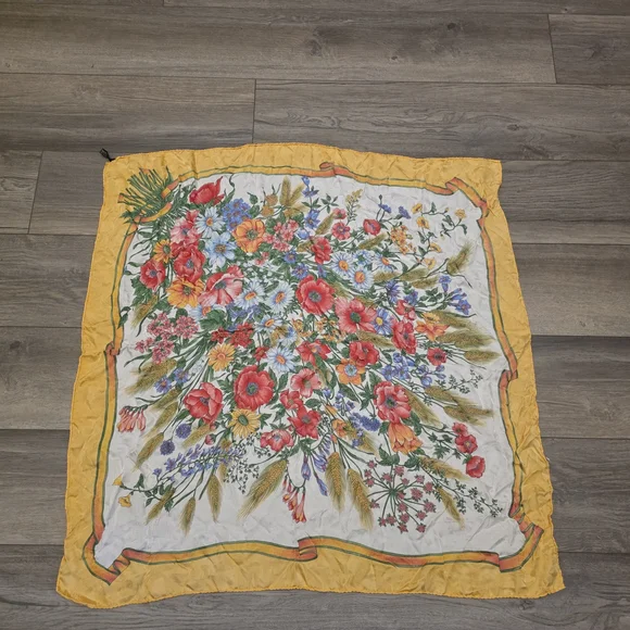 Vtg Gucci 100% Silk Scarf Made In Italy Floral Bouquet Design - Picture 4 of 16